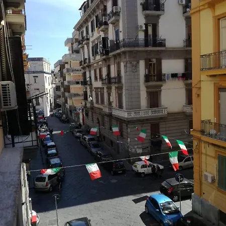 Live And * נאפולי